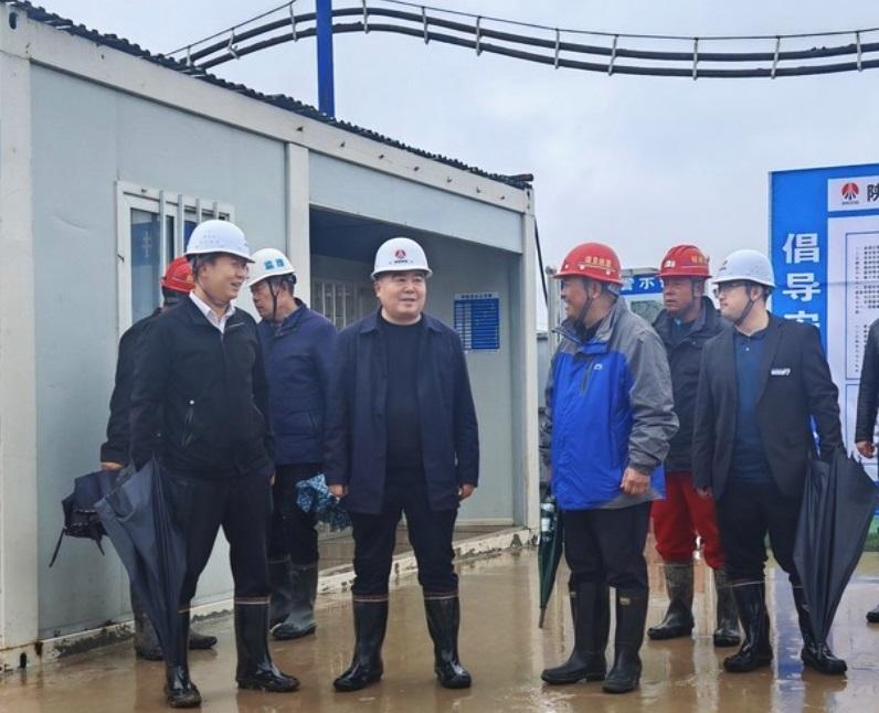 彬長集團(tuán)副總經(jīng)理萬近礦蒞臨小莊煤礦義門風(fēng)井項目35KV變電站工程現(xiàn)場視察指導(dǎo)工作