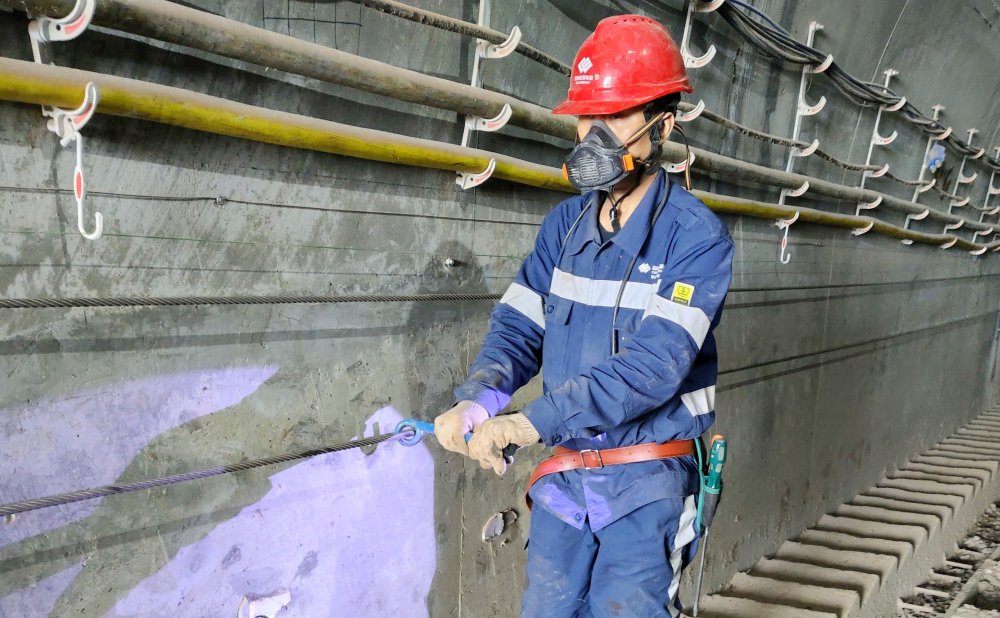 爬坡不用“喘粗氣”！玻璃溝煤礦行人助行裝置投運，省力更暖心