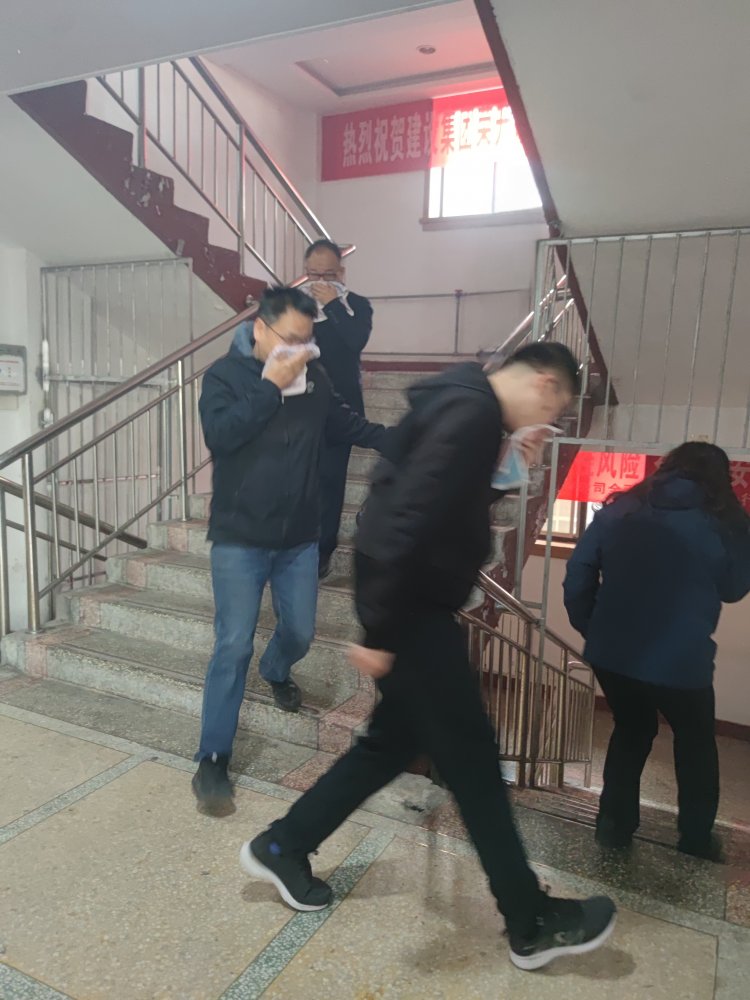 1分鐘生死時速，60人火線突圍