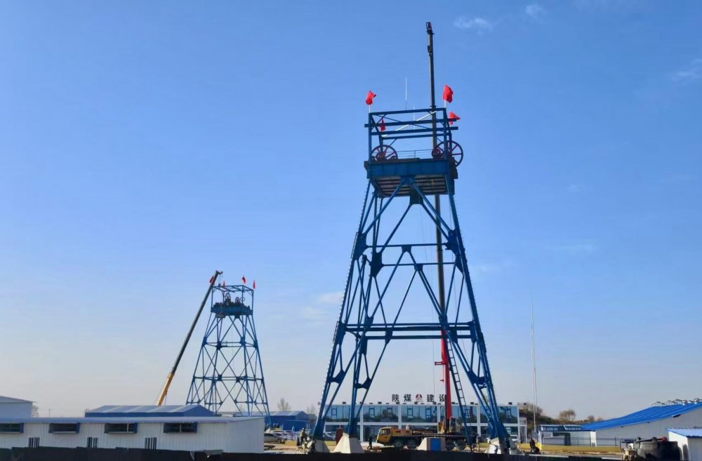 速看！陜煤建設(shè)礦建三公司又一組鑿井井架順利起吊安裝