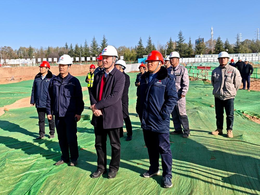 陜煤集團(tuán)基本建設(shè)管理部高級主任師黃社民一行深入陜煤建設(shè)承建的銅創(chuàng)能材項目檢查指導(dǎo)工作