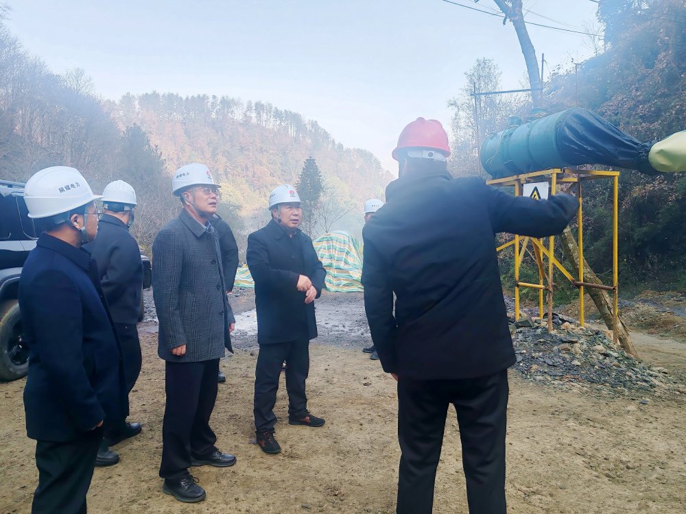 陜煤集團(tuán)總經(jīng)理助理、陜煤電力集團(tuán)黨委書記、董事長馮平安一行深入西鄉(xiāng)抽蓄電站勘探平硐項目現(xiàn)場檢查指導(dǎo)前期準(zhǔn)備工作