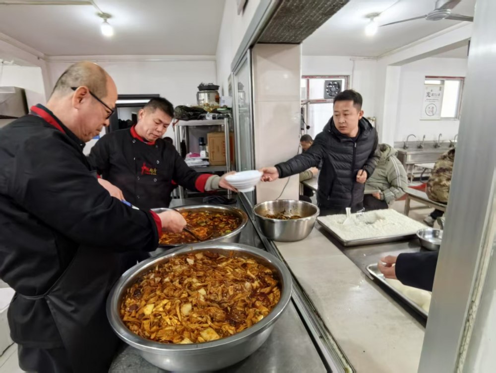 陜煤建設(shè)煤礦運(yùn)營服務(wù)分公司：一線寒冬，后勤送暖