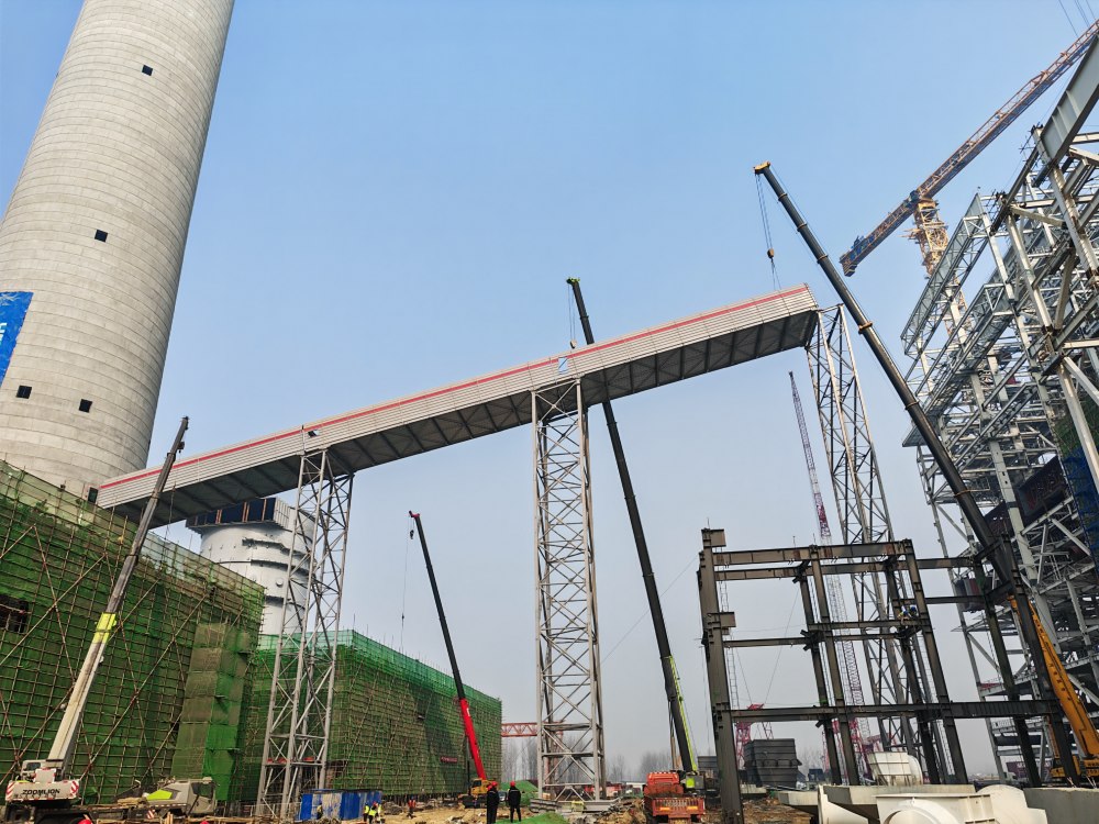 突破“空中走廊”！陜煤建設(shè)韓城分公司土建十六項(xiàng)目部承建的陜煤信陽超超臨界工程裝配式輸煤棧橋建設(shè)再傳捷報(bào)